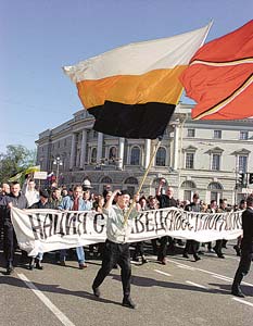 ...а вместо маршей националистов в лстолице фашизма╗ устраивают гей-парады.
